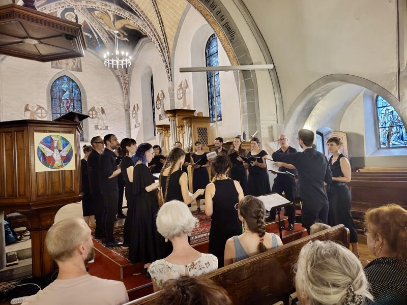 Les choristes de Murmuration en répétition avant le concert